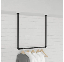 Stropná tyč na oblečenie s oblečením na drevených vešiakoch.