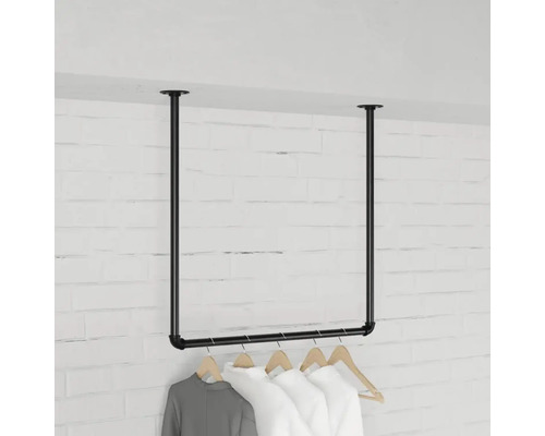 Stropná tyč na oblečenie s oblečením na drevených vešiakoch.