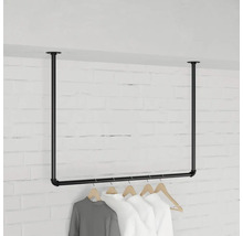 Čierna kovová šatníková tyč na montáž na strop so zaveseným oblečením.