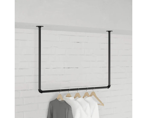 Čierna kovová šatníková tyč na montáž na strop so zaveseným oblečením.