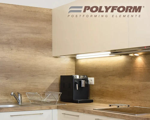 Kuchynská scéna s pracovnou doskou s vzhľadom dreva, drezom, kávovarom a logom Polyform