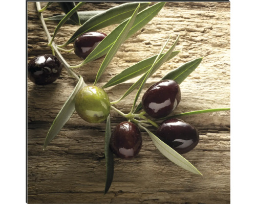 Olivová ratolesť s olivami na drevenom pozadí