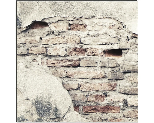 Detail poškodenej tehlovej steny