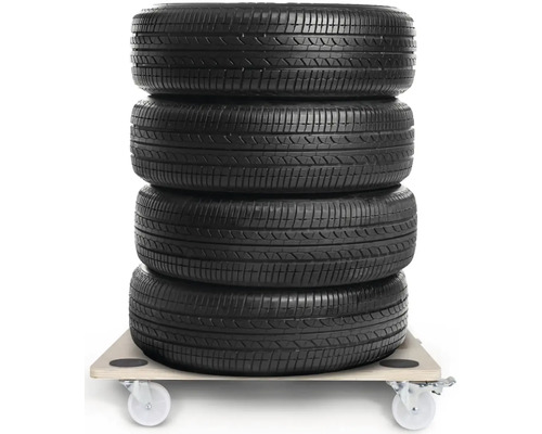 Hromada štyroch pneumatík na vozíku s kolieskami