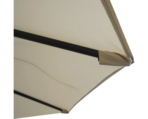 Detailný záber obdĺžnikového slnečníka s rámom