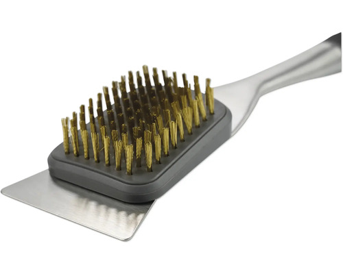 Kefa na gril so škrabkou na čistenie grilovacích roštov.