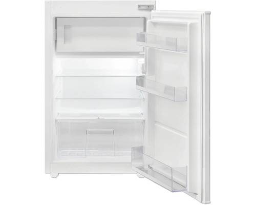 Vnútorný pohľad na bielu chladničku s otvorenými dverami