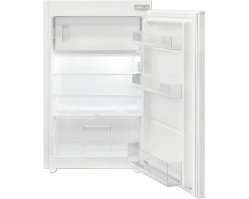 Biela chladnička s otvorenými dverami, vnútro s policami