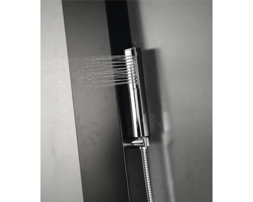 Sprchový panel s ručnou sprchou a tečúcou vodou