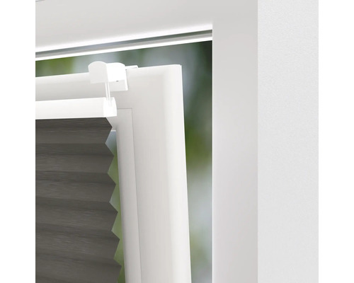 Detailný pohľad na antracitovú plisovanú žalúziu na okne
