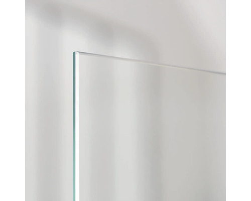 Detailný pohľad na číre sklo.