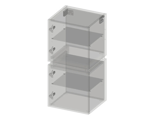 Dve kuchynské skrinky naskladané na sebe s policami.