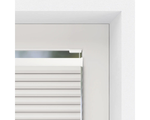 Detail okenného rámu s plisovanou žalúziou