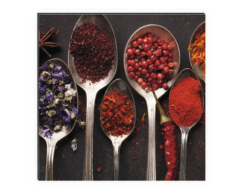 Dekoratívny obrázok s rôznym korením v lyžiciach