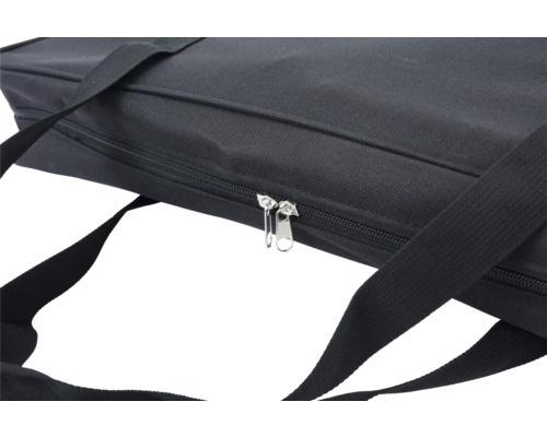 Detailný záber čiernej tašky so zipsom a popruhmi