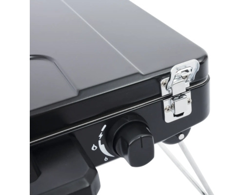 Detailný pohľad na čierny plynový varič s regulátorom a uzáverom