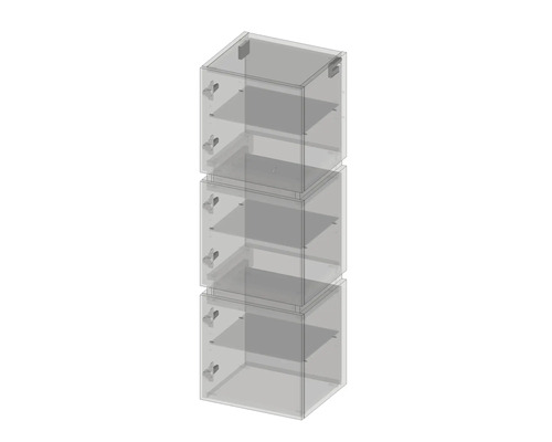 Tri police naskladané na sebe s priehradkami