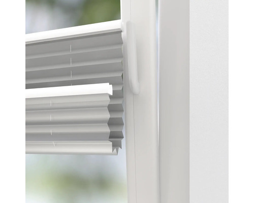 Detail bielej plisovanej žalúzie na okne