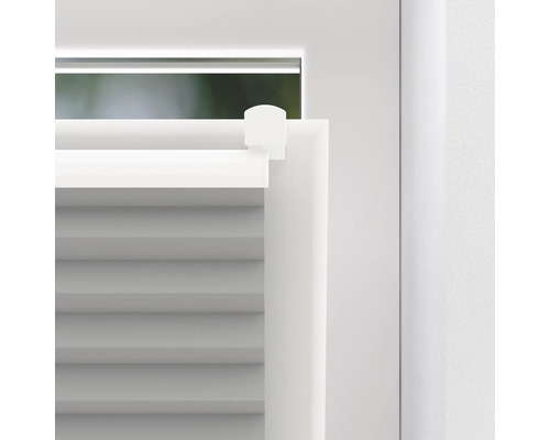 Detailný záber bielej žalúzie na okne