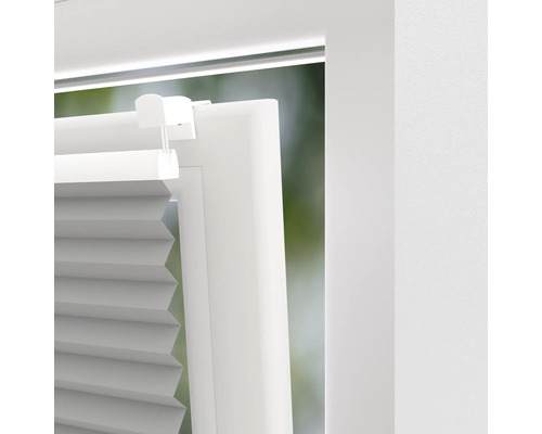 Detailný záber plisovanej žalúzie na okne