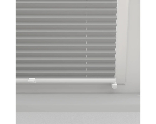 Detailný pohľad na plisovanú žalúziu na okne