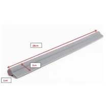 Sivý profil na ochranu hrán s rozmermi 28 cm dĺžka, 2 cm šírka a 1 cm výška.