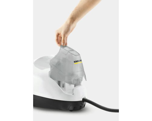 Ruka plní nádrž parného čističa. Logo Kärcher.
