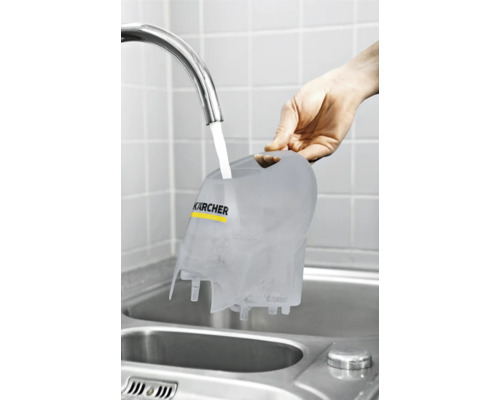 Napúšťanie priehľadnej nádoby Kärcher vodou v umývadle