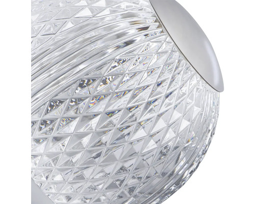 Detailný záber čírej sklenenej lampy s kosoštvorcovým vzorom