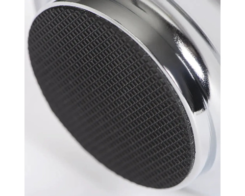 Detailný pohľad na vodovodnú batériu s vrúbkovaným povrchom