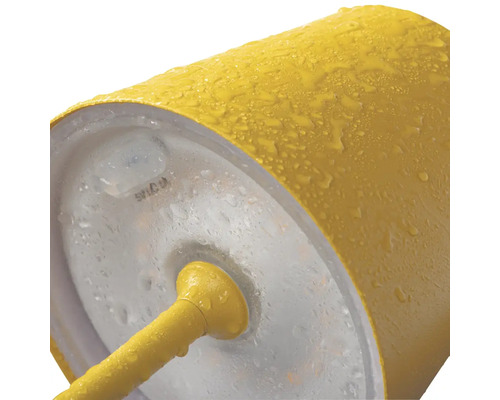 Žlté vonkajšie svetlo s LED a kvapkami vody