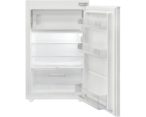 Otvorená biela chladnička s úložnými priehradkami