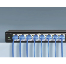 PoE switch s pripojenými sieťovými káblami