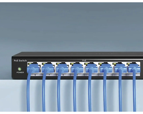 PoE switch s pripojenými sieťovými káblami