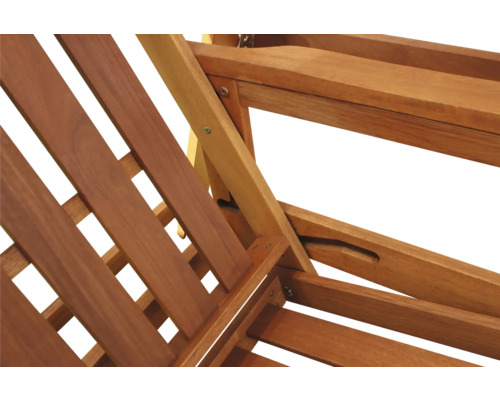 Detailný pohľad na drevené ležadlo s lamelovou konštrukciou