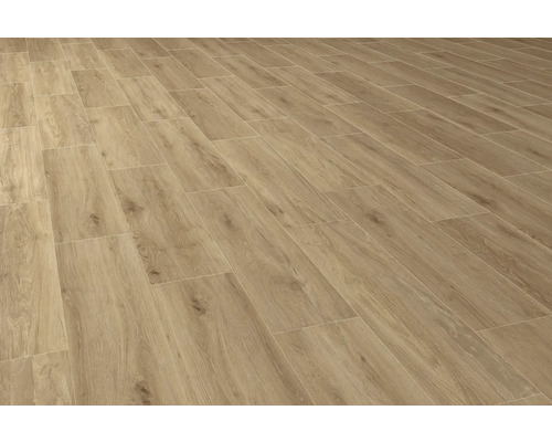 Položená podlaha s dreveným vzhľadom.