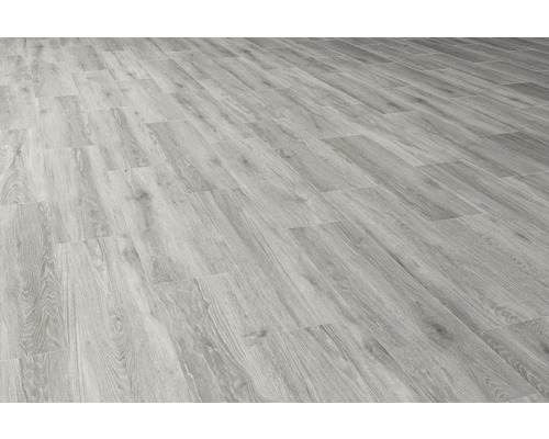 Svetlá laminátová podlaha s dreveným vzhľadom.