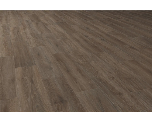 Pokládka laminátovej podlahy s dreveným vzhľadom.