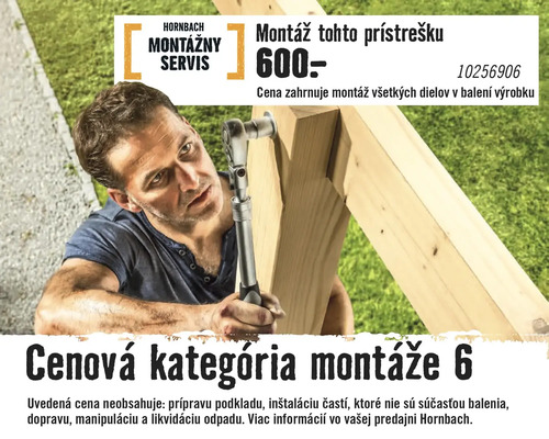 Muž montuje drevenú strechu pomocou kľúča. Montážny servis Hornbach.
