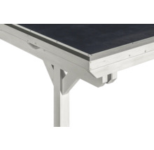 Detail bielej drevenej pergoly s tmavou strechou
