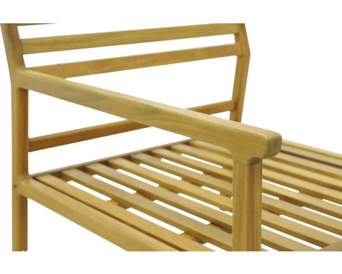 Detailný záber drevenej stoličky s podrúčkou a lamelovým roštom