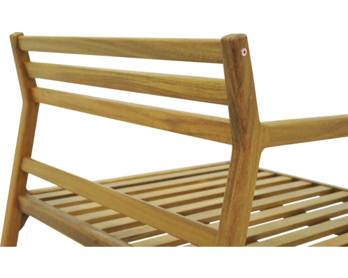 Detail dreveného kresla s podrúčkami a lamelovou konštrukciou na vonkajšie použitie