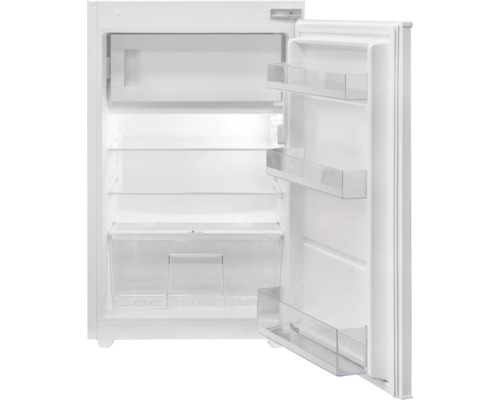 Otvorená biela chladnička s policami a priehradkami