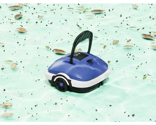 Modrý čistič bazénov vo vode s lístím a nečistotami