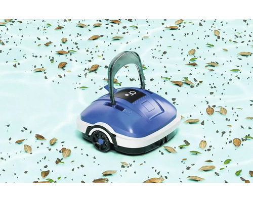 Čistiaci robot do bazéna v bazéne s lístím a nečistotami