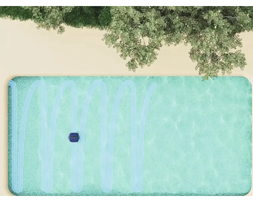 Pohľad zhora na bazén s robotom na čistenie bazénov počas čistenia.