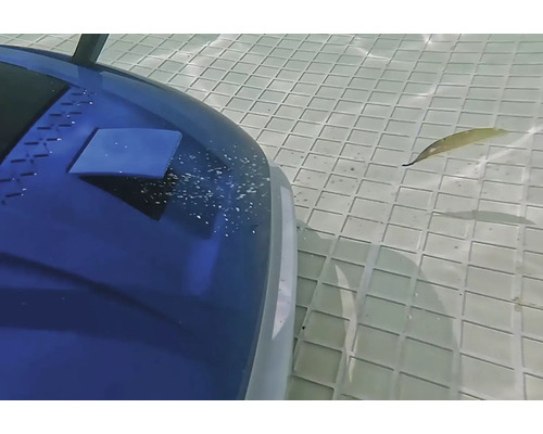 Čistič bazénov v prevádzke pod vodou s listom