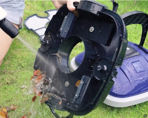 Čistenie bazénového robota vodou