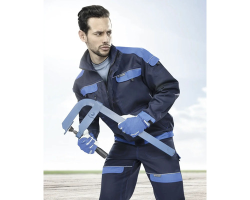 Muž v modrom pracovnom odeve so skrutkovacou svorkou