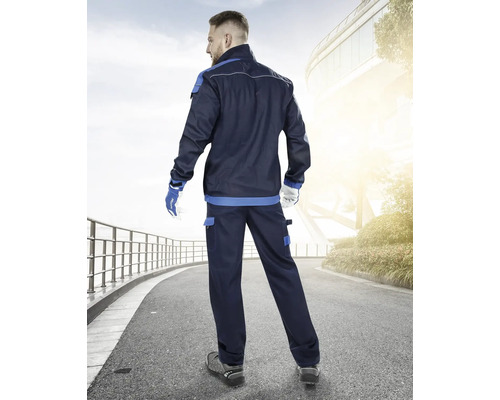 Muž zozadu v tmavomodrej pracovnej bunde a pracovných nohaviciach